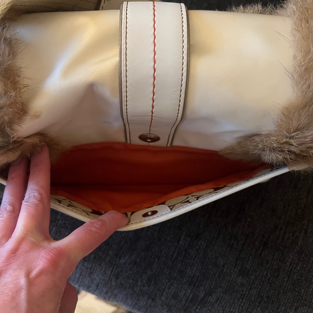 White Coach ski signature shoulder bag with fur - Picture 10 of 11